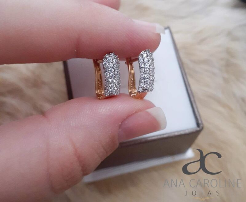 Brinco Meia Argola em Ouro 18k com Fecho Catraca Italiana Cravejada em Zircônias